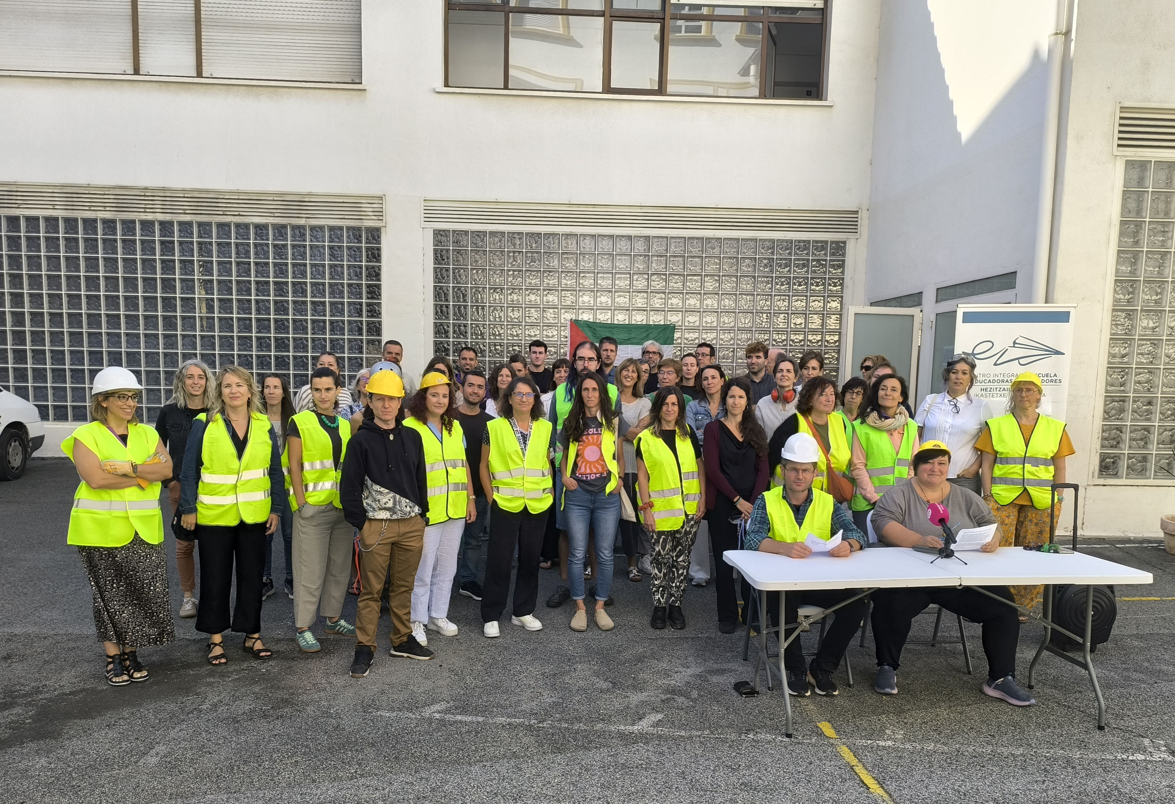 Denunciar la falta de espacios educativos y falta de calidad educativa derivada de una obra mayor